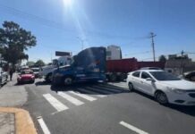 Integrantes de AMOTAC cierran vialidades de acceso a Cuautlancingo