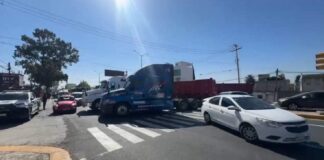 Integrantes de AMOTAC cierran vialidades de acceso a Cuautlancingo