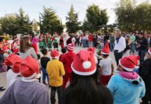 Niños del SMDIF conviven con Santa Claus en la Caravana Coca Cola