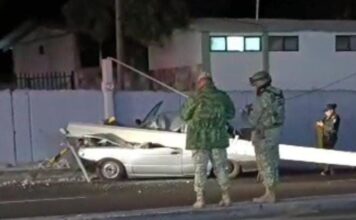 Conductor derriba poste de luz en bulevar Vicente Suarez