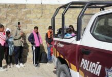 Detienen a 25 migrantes que viajaban en un autobús en Tecamachalco