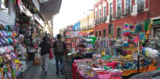 Buscan reducir número de comerciantes informales en Centro Histórico
