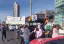 Protestan en Vía Atlixcáyotl tras muerte de joven; exigen pago de aseguradora