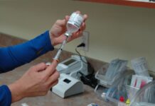 Autorizan vacunas contra VSR en mujeres embarazadas y adultos mayores