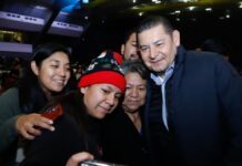 Poblanos conviven en armonía navideña con Armenta