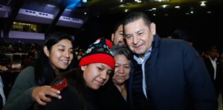 Poblanos conviven en armonía navideña con Armenta