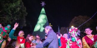 Pepe Chedraui enciende árbol navideño en el Zócalo
