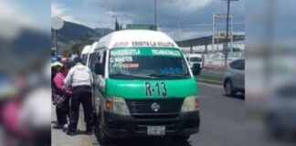 Choque entre combi y camioneta deja un herido en Tecamachalco