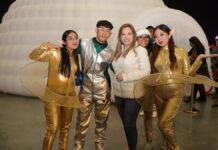 Ceci Arellano y menores de Casa de la Niñez Poblana disfrutan del Festival Navideño