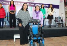 Lupita Cuautle entrega aparatos ortopédicos a personas con discapacidad