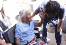 DIF atiende caso de abuelita en Los Ángeles Mayorazgo