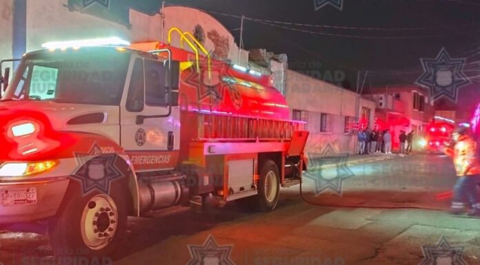 Sofocan incendio en fábrica abandonada en Barrio del Tamborcito