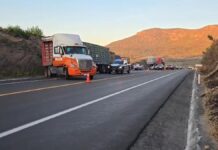 Choca camioneta contra tráiler en la autopista Siglo XXI