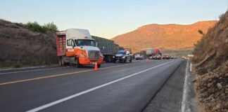 Choca camioneta contra tráiler en la autopista Siglo XXI