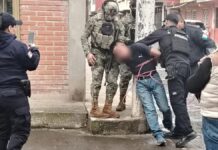 Amarran a presunto asaltante en poste de Huauchinango