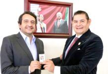 Entregan credencial de militante de Morena a Armenta