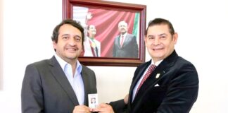 Entregan credencial de militante de Morena a Armenta