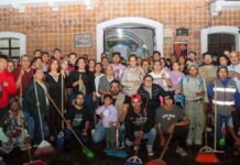 Autoridades y comerciantes lavan el zócalo de Atlixco