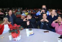 Celebran fin de año en cena organizada por el gobierno de Puebla