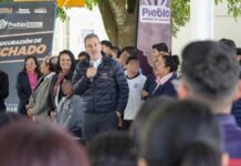 Pepe Chedraui entrega dos techados escolares en colonia Benito Juárez