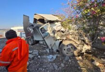 Sobrevive conductor a fuerte choque en la Vía Atlixcáyotl