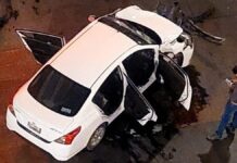 Auto es arrojado contra negocio de pintura tras choque en Puebla