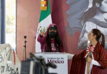 Saxofonista Elena Ríos irrumpe en evento de Sheinbaum
