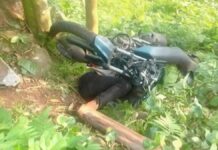 Hallan un motociclista sin vida en Cuetzalan