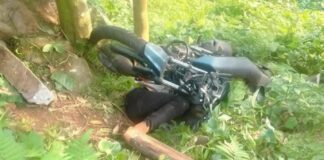 Hallan un motociclista sin vida en Cuetzalan
