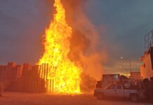 Maderería se incendia frente a la Central de Abasto en Puebla