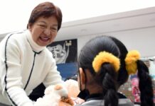 Lilia Cedillo entrega libros y peluches a niños y niñas en Xonacatepec