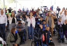 MariElise Budib entrega 57 aparatos a personas con discapacidad