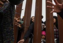 Mexicanos deportados de EU recibirán tarjeta con 2 mil pesos: Segob
