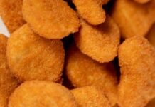 Niño pierde la vista por dieta de nuggets y salchichas en Malasia
