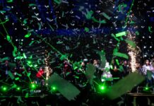 Reciben año nuevo 200 mil personas con espectáculo de Polymarchs