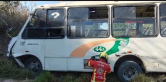 Ruta 44 cae a barranco en San Jerónimo Caleras