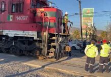 Tráiler intenta “ganarle” a tren y es embestido en Tehuacán