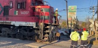 Tráiler intenta “ganarle” a tren y es embestido en Tehuacán