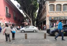 Vendedores ambulantes mantienen libre la calle 5 de Mayo