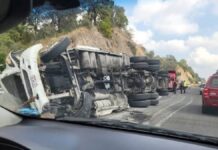 Volcadura de tráiler en la Amozoc-Perote deja un lesionado