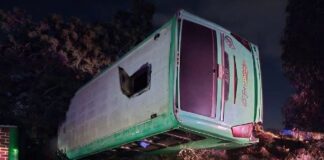 Vuelca camión en carretera a Santa Rita Tlahuapan