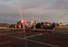 Vuelca unidad de taxi pirata en vía Atlixcáyotl
