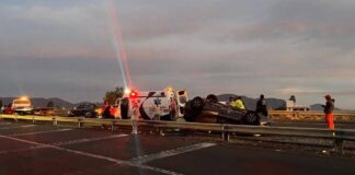 Vuelca unidad de taxi pirata en vía Atlixcáyotl