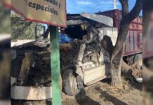 Rescatan a conductor prensado tras choque en Tecamachalco