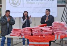 Entrega Omar Muñoz uniformes a personal de parques y jardines