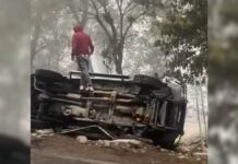 Vuelca camioneta en el tramo Acuaco-Zacapoaxtla; no hay heridos