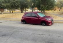 Ladrones dejan sin llantas a conductor en la Vía Atlixcáyotl