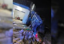 Vuelca conductor ebrio en Los de Reyes de Juárez