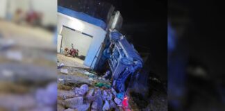 Vuelca conductor ebrio en Los de Reyes de Juárez