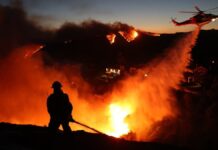 Seis incendios azotan a Los Ángeles; suman cinco muertos